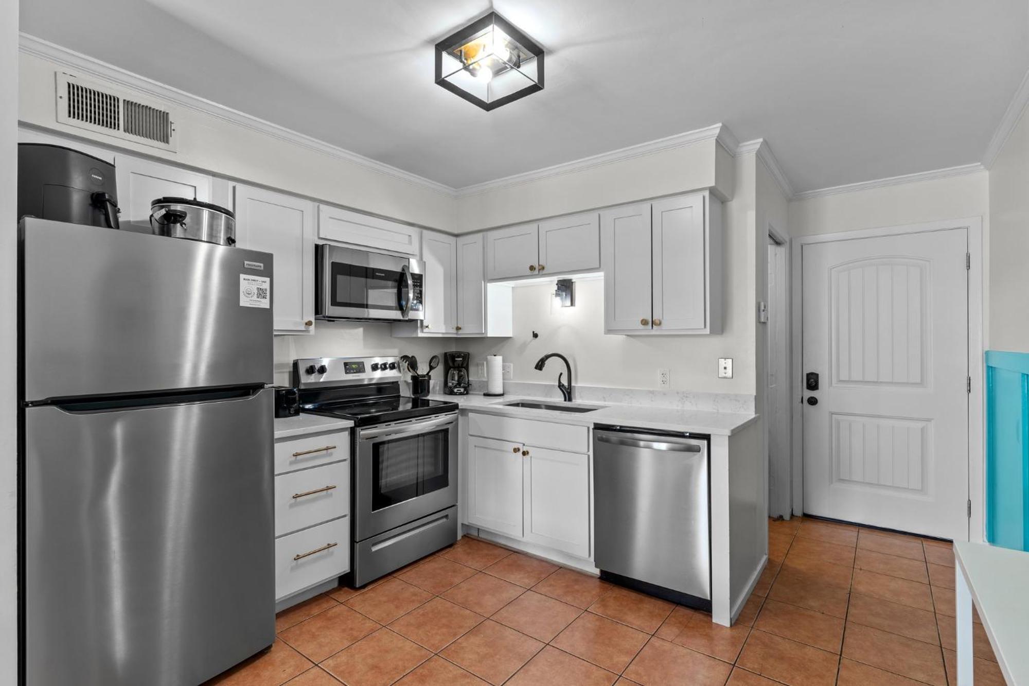Hang Ten Hideaway, Pool, Condo, Parking - 6 Person Max Occupancy Carolina Beach Exterior photo